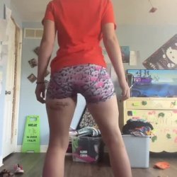 The slim thick althoe attempts the BBC mating dance. It’s shoddy, but she attracts the BBC to breed #cJy9gi0U