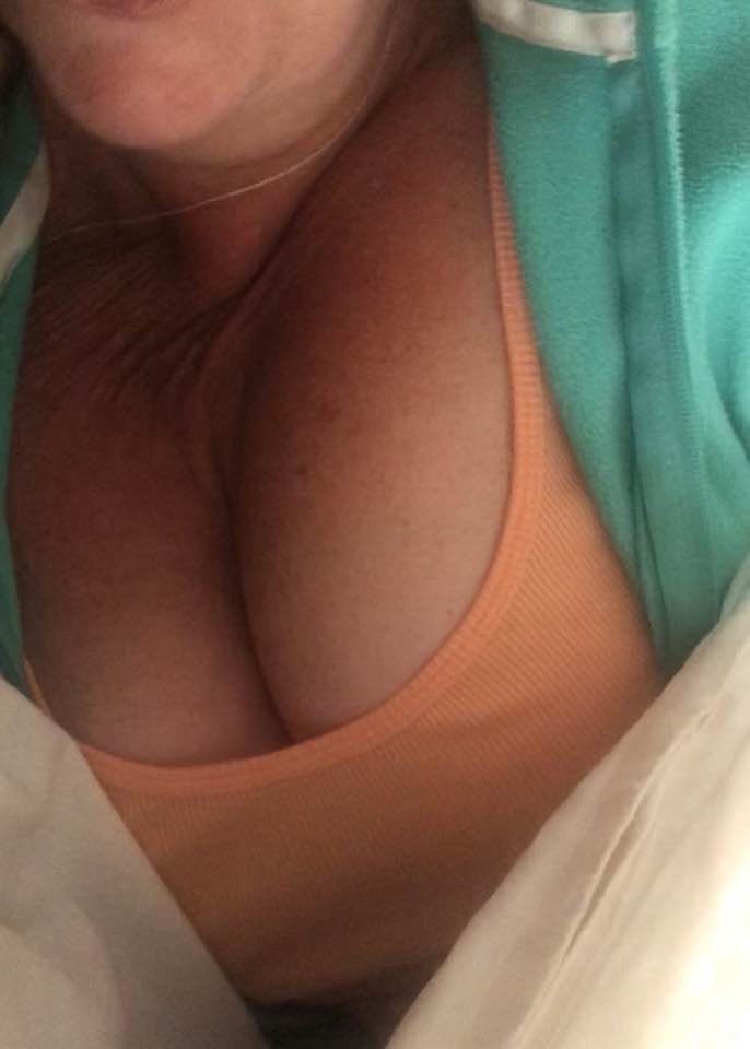 English MILF with big titties. Hit me up to expose your own. #1n3elI1I